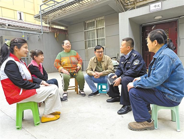 “小板凳”上唠出“大平安”——陕西公安机关推行“板凳警务”缩影 